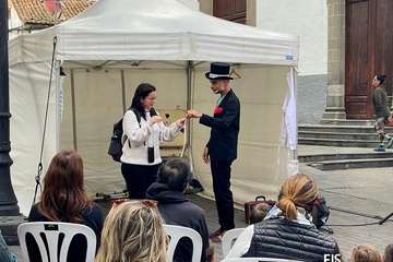Don Garabato sortea la lluvia para hacer reír a los niños de Telde/FJS Fotografía.